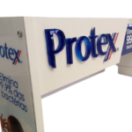 Expositor de chão com adesivo frontal