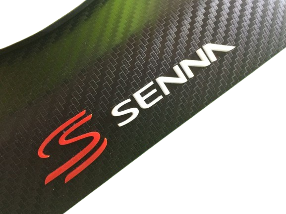 display-balcao-base-caoacete-senna-removebg-preview