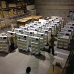 Imagem da fábrica com estoque de displays.