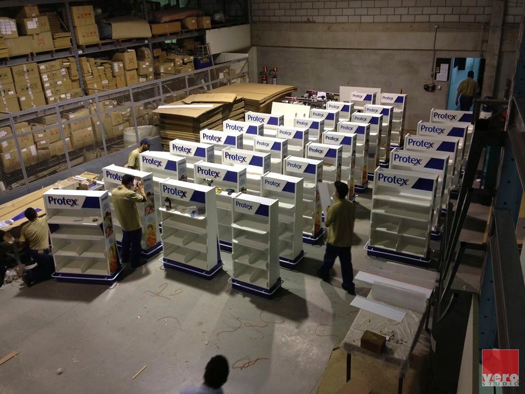 Imagem da fábrica com estoque de displays.