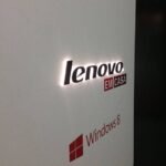 Detalhe da marca em relevo e iluminada em LED